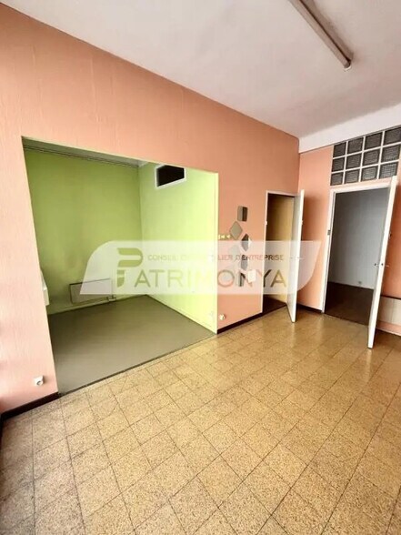 Retail in Marseille for lease - Interior Photo - Image 3 of 7