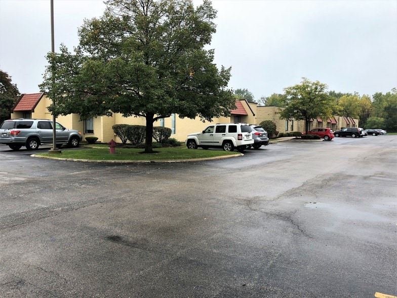 1 Smoke Tree Plz, North Aurora, IL for lease - Building Photo - Image 3 of 17