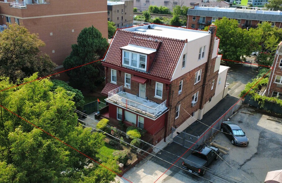 7814 46th Ave, Elmhurst, NY à vendre - Photo du bâtiment - Image 2 de 4