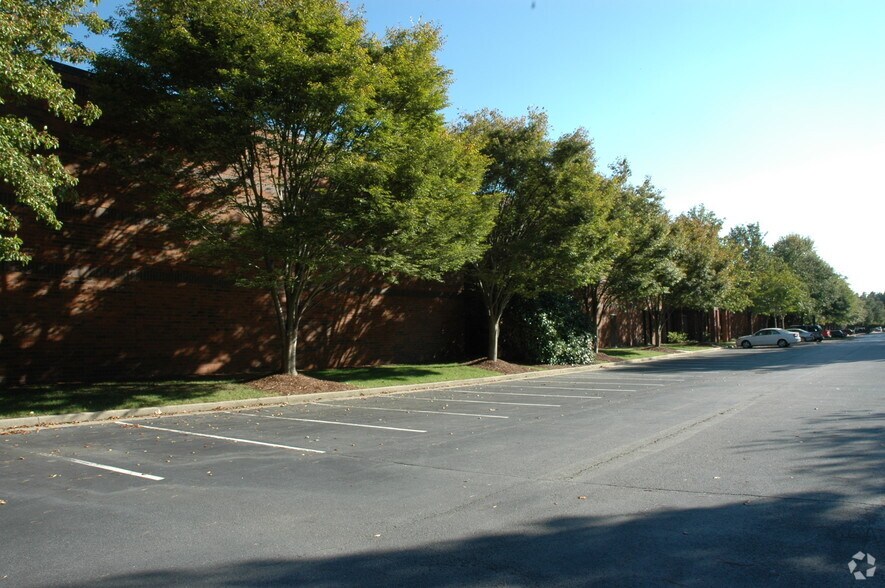 8125 Troon Cir, Austell, GA à louer - Photo du bâtiment - Image 2 de 12