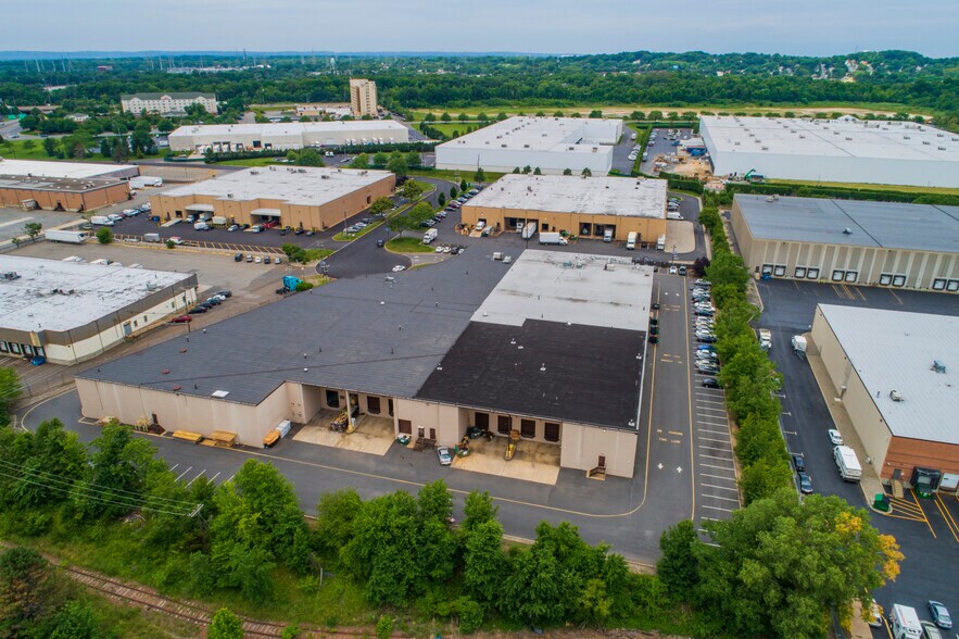 300 McGaw Dr, Edison, NJ à vendre - Photo du bâtiment - Image 3 de 9