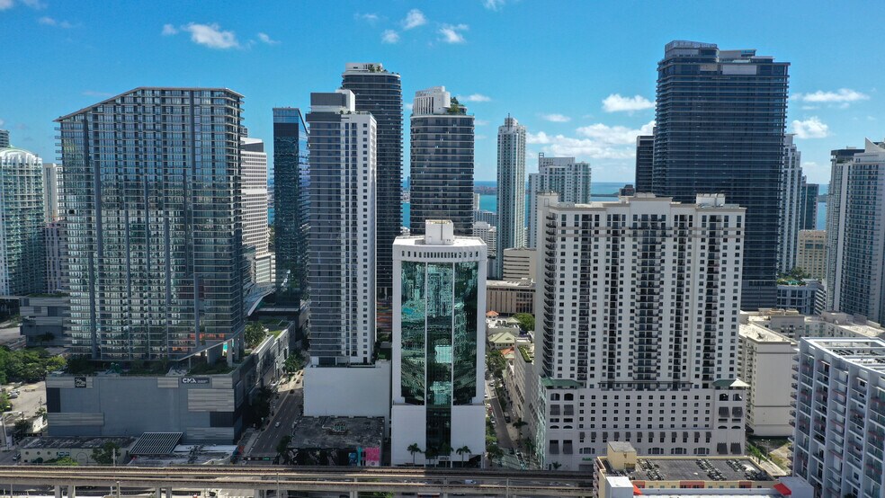 80 SW 8th St, Miami, FL à louer - Photo du bâtiment - Image 3 de 13
