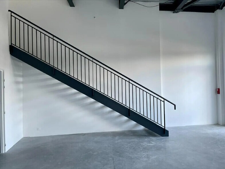 Local d'activités dans Marines à vendre - Photo du bâtiment - Image 1 de 8