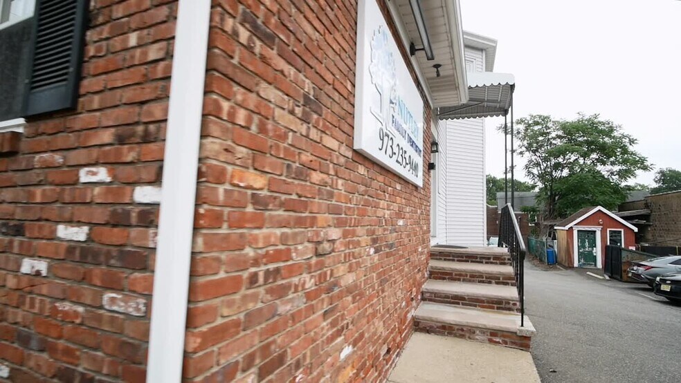 422 Franklin Ave, Nutley, NJ à vendre - Vidéo sur l’inscription commerciale - Image 2 de 3