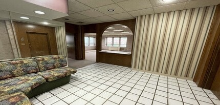 609 Farmington Ave, Hartford, CT for lease Interior Photo- Image 1 of 6