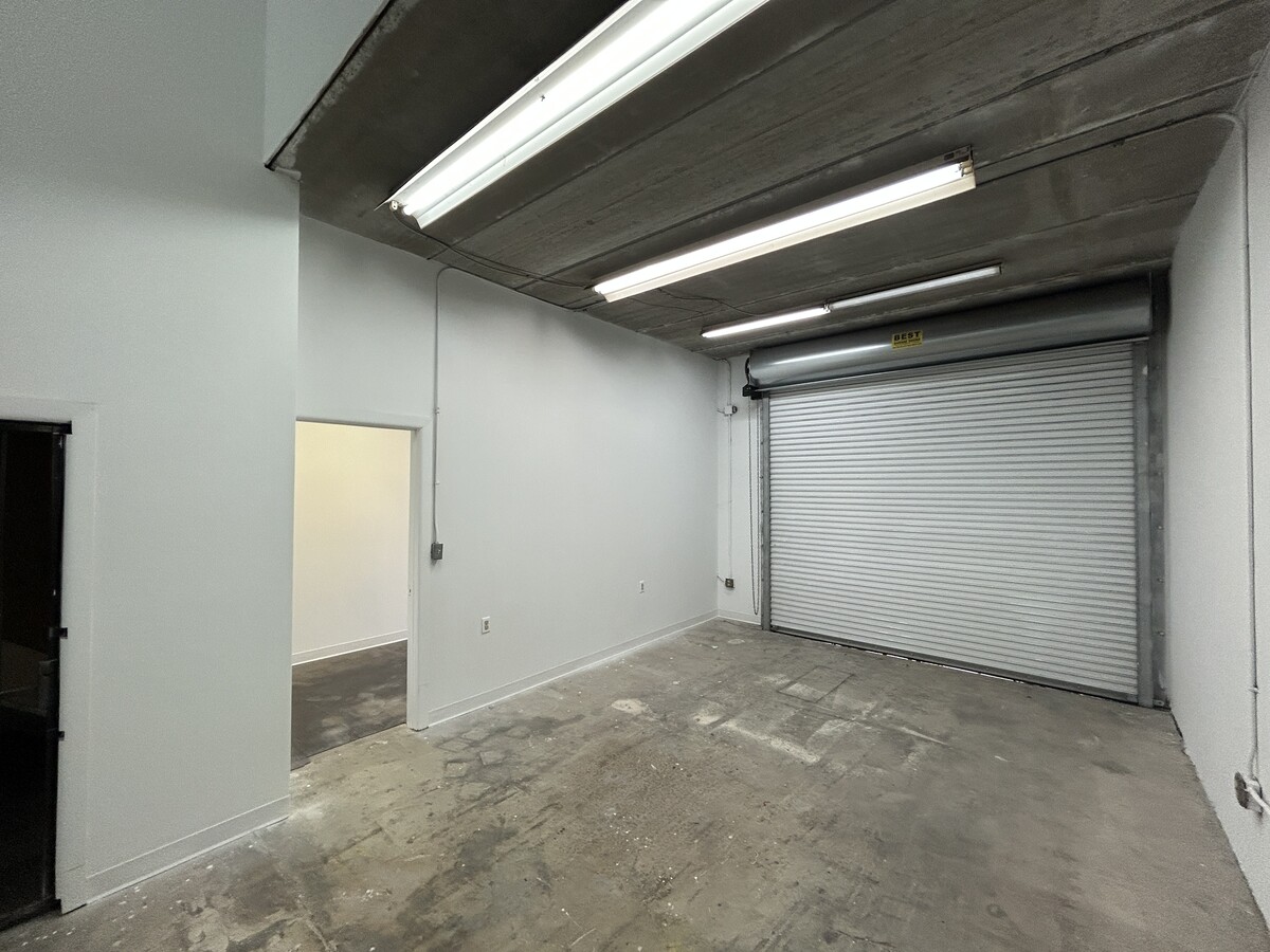 20101-20161 NE 16th Pl, Miami, FL 33179 - Unit 20149 -  - Interior Photo - Image 2 of 4