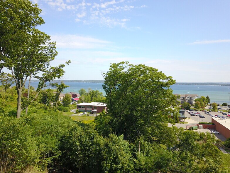 10775 E Traverse Hwy, Traverse City, MI à vendre - Aérien - Image 2 de 9