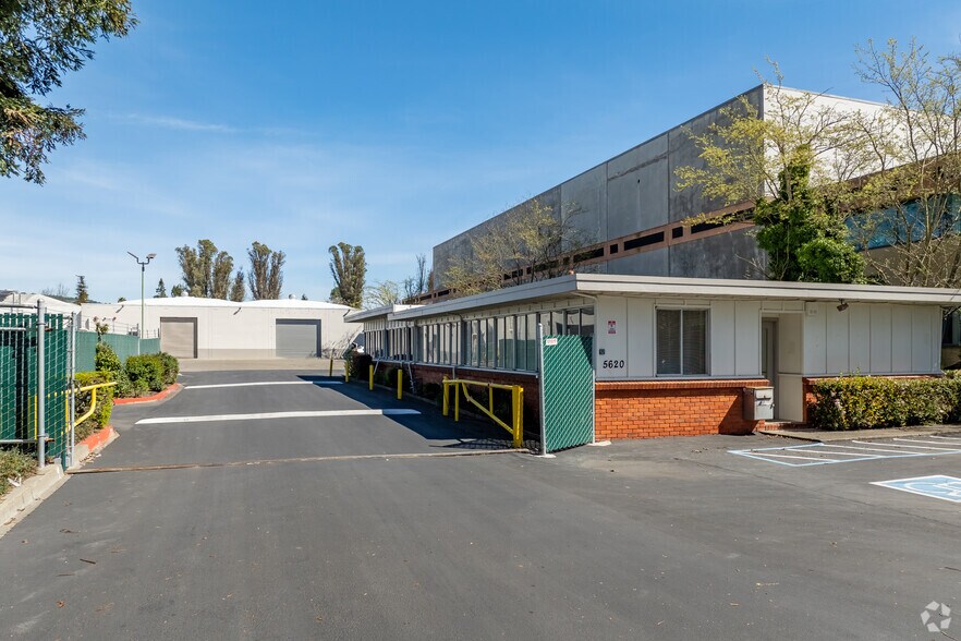 210 Classic Ct, Rohnert Park, CA à louer - Photo du bâtiment - Image 3 de 23