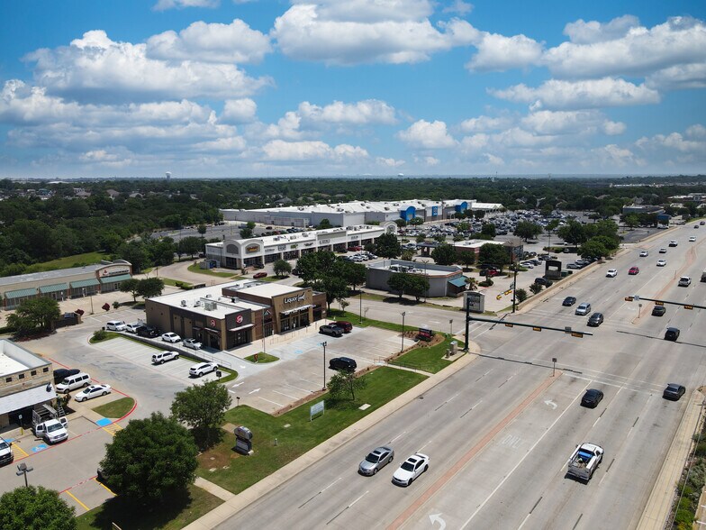 1842 Precinct Line Rd, Hurst, TX à vendre - Photo du bâtiment - Image 3 de 4