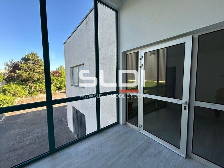 Office in La Tour-de-Salvagny for lease - Interior Photo - Image 2 of 15