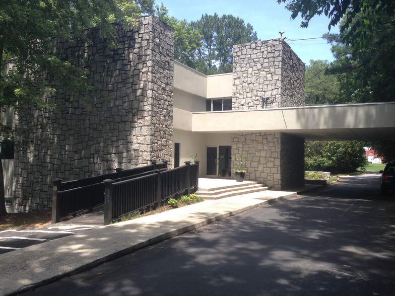 3700 Longview Dr, Chamblee, GA à louer - Photo du bâtiment - Image 2 de 4