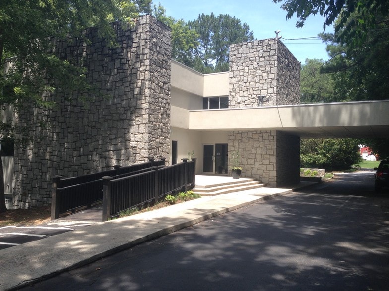 3700 Longview Dr, Chamblee, GA à louer - Photo du bâtiment - Image 2 de 4