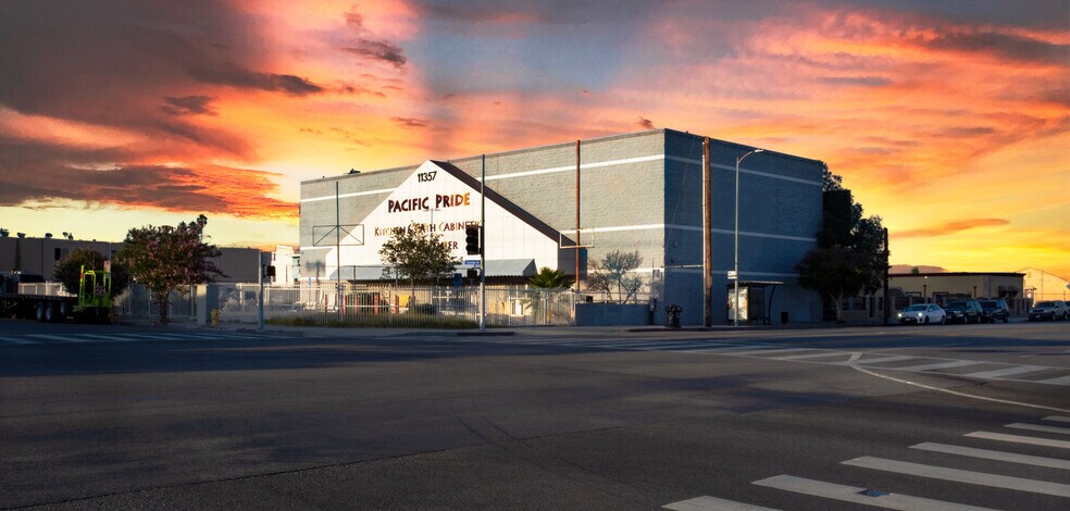 11357 Sherman Way, Sun Valley, CA for lease - Primary Photo - Image 1 of 7