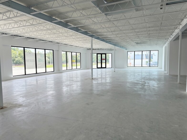 5570 NE 4th Ave, Miami, FL for lease - Building Photo - Image 3 of 6