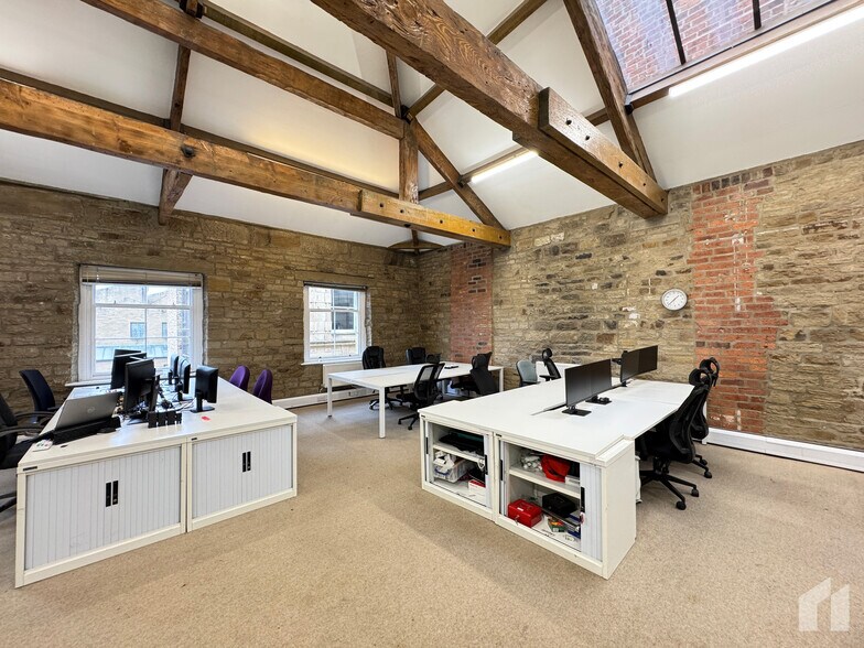 9-13 Wellington Rd, Dewsbury à louer - Photo du bâtiment - Image 3 de 22