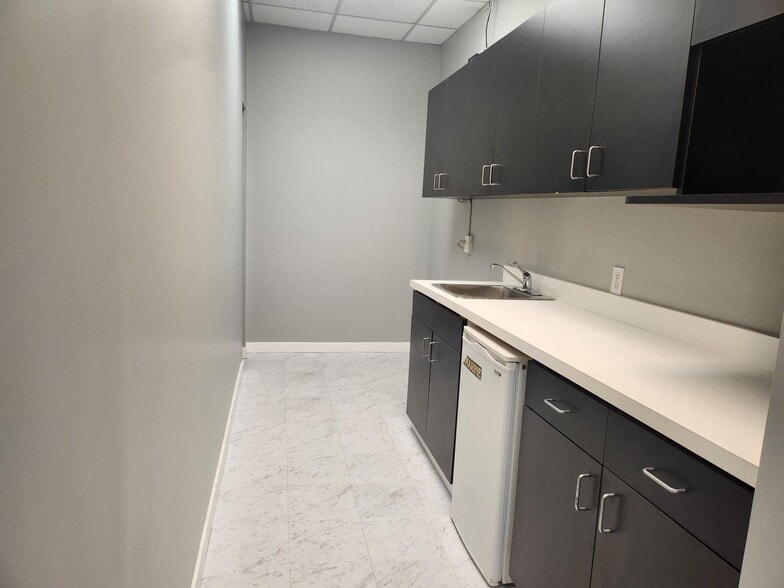 11203-11209 Jasper Ave NW, Edmonton, AB for lease - Interior Photo - Image 3 of 3