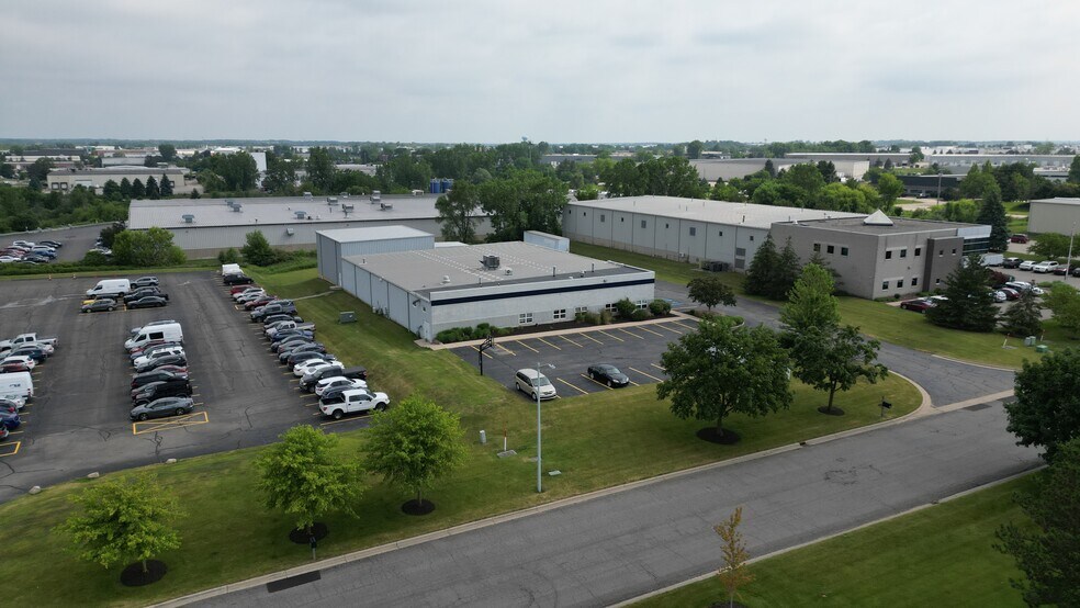 3919 N Greenbrooke Dr SE, Grand Rapids, MI à vendre - Photo du bâtiment - Image 2 de 14