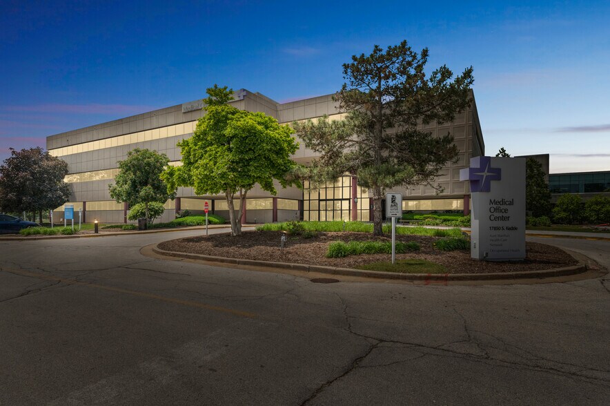 17850 S Kedzie Ave, Hazel Crest, IL à louer - Photo du bâtiment - Image 1 de 10