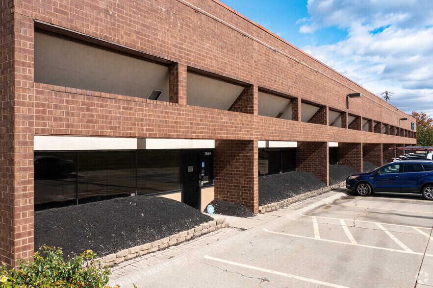 754 Cincinnati Batavia Pike, Cincinnati, OH à vendre - Photo du bâtiment - Image 2 de 24