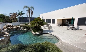 264 West Dr, Melbourne, FL à louer Photo du bâtiment- Image 2 de 6