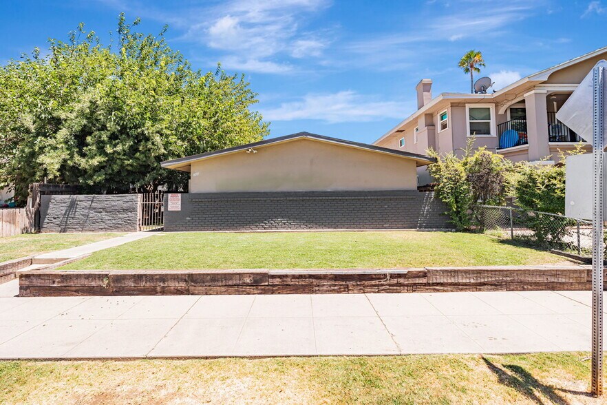 360 N Calaveras St, Fresno, CA à vendre - Photo du bâtiment - Image 2 de 24