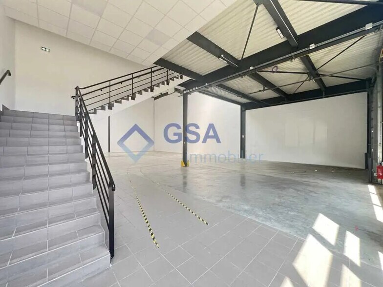 Flex in Lieusaint for lease - Interior Photo - Image 3 of 6