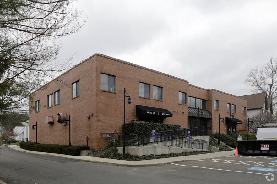 142 Old Ridgefield Rd, Wilton, CT for lease - Building Photo - Image 2 of 2