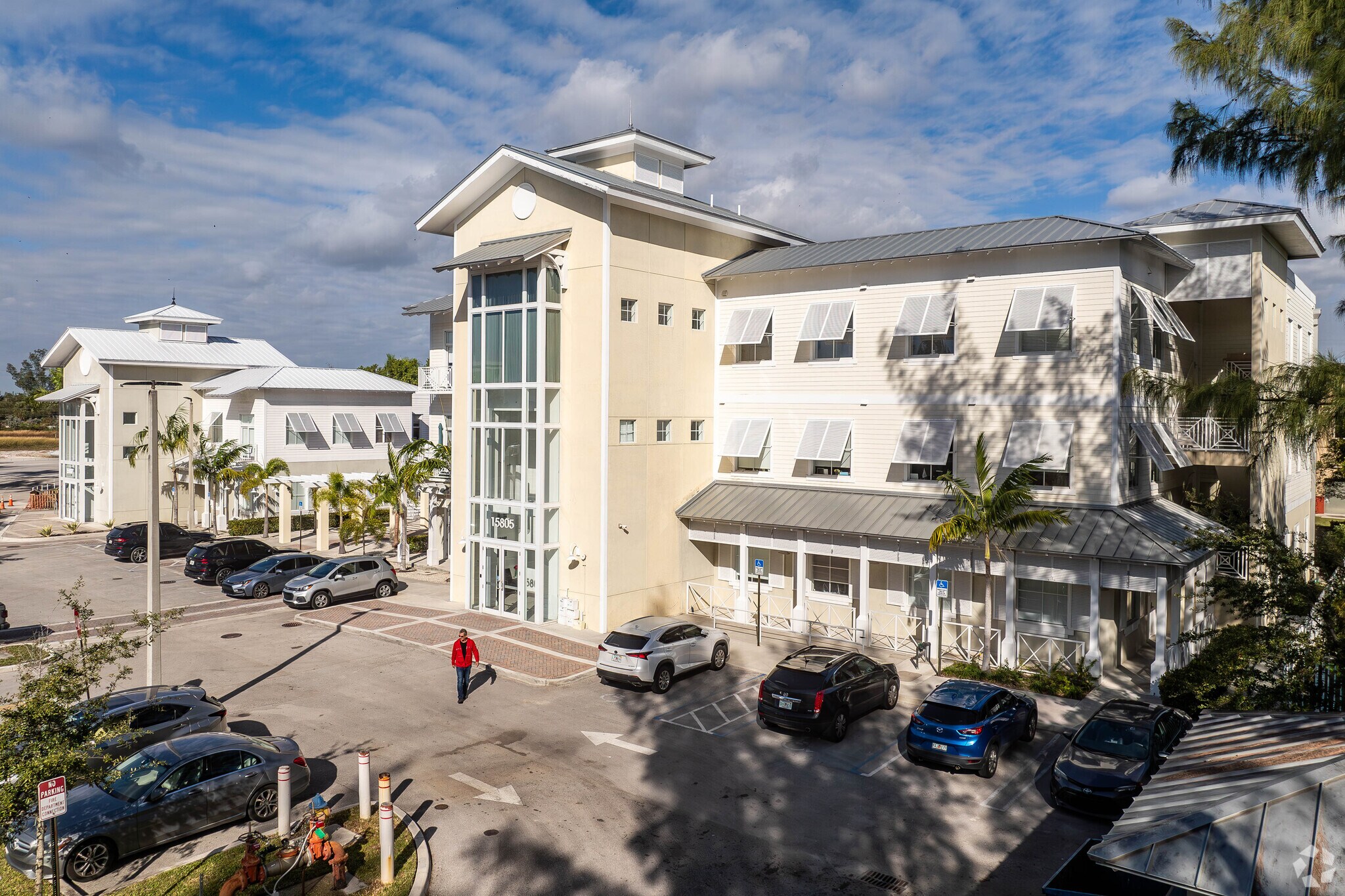 15801 Biscayne Blvd, North Miami Beach, FL à louer Photo du bâtiment- Image 1 de 21