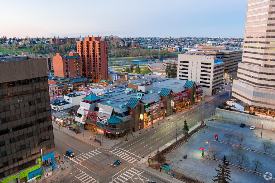 328 Centre St SE, Calgary, AB à vendre - Photo du bâtiment - Image 2 de 18