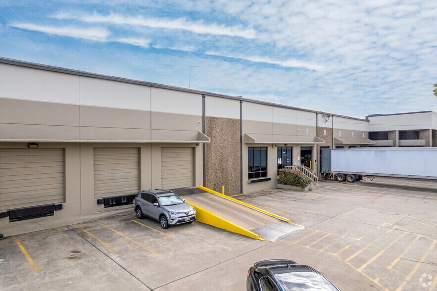 9200-9230 Baythorne Dr, Houston, TX à louer - Photo du bâtiment - Image 2 de 27