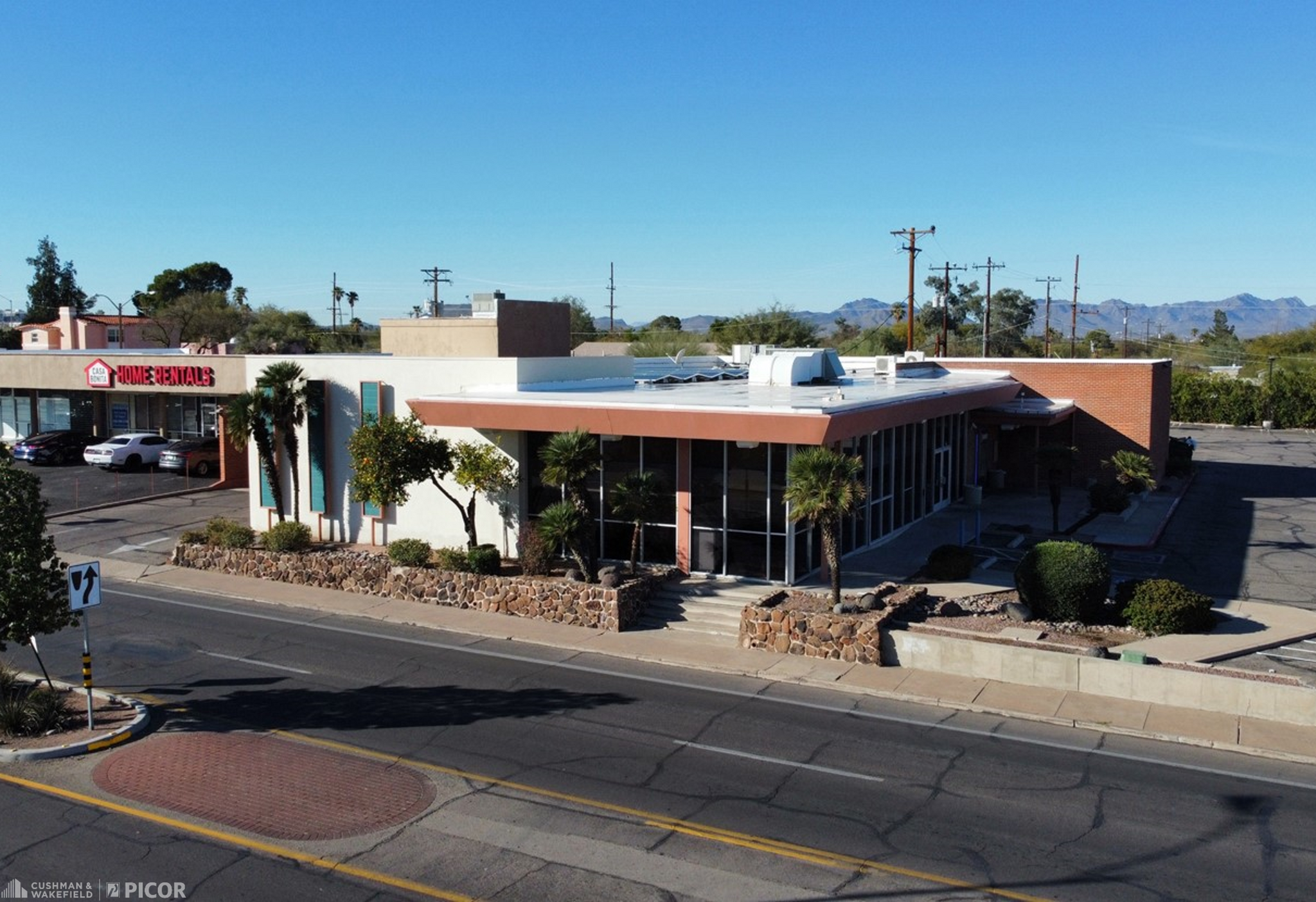 2465 N Campbell Ave, Tucson, AZ à vendre Photo du b timent- Image 1 de 4