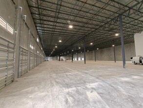 12070 SW Tom Mackie Blvd, Port Saint Lucie, FL à louer Photo intérieure- Image 2 de 3