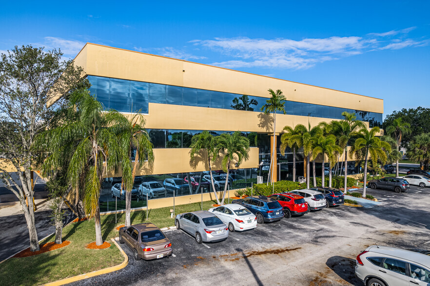 6499 NW Powerline Rd, Fort Lauderdale, FL à louer - Photo du bâtiment - Image 1 de 22