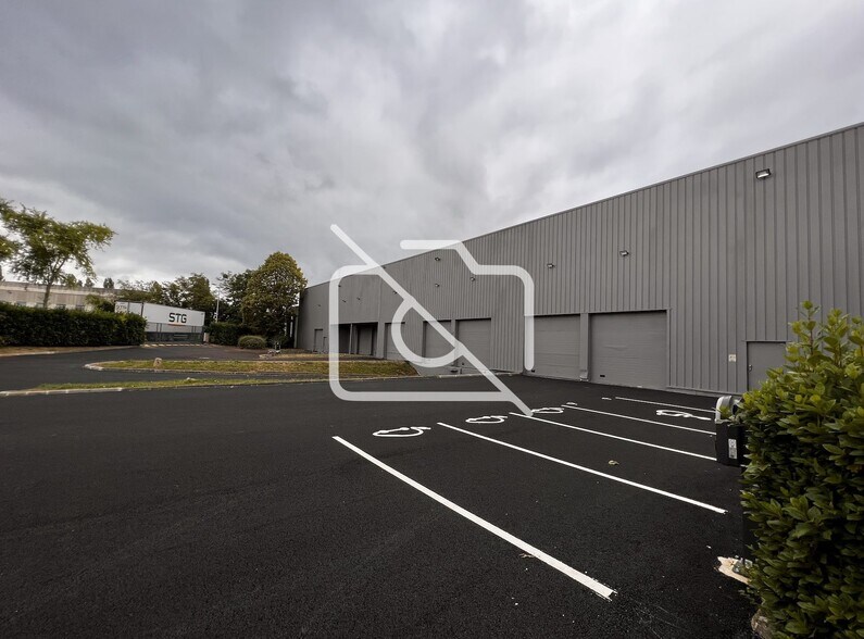 Flex in Lisses for lease - Building Photo - Image 1 of 1