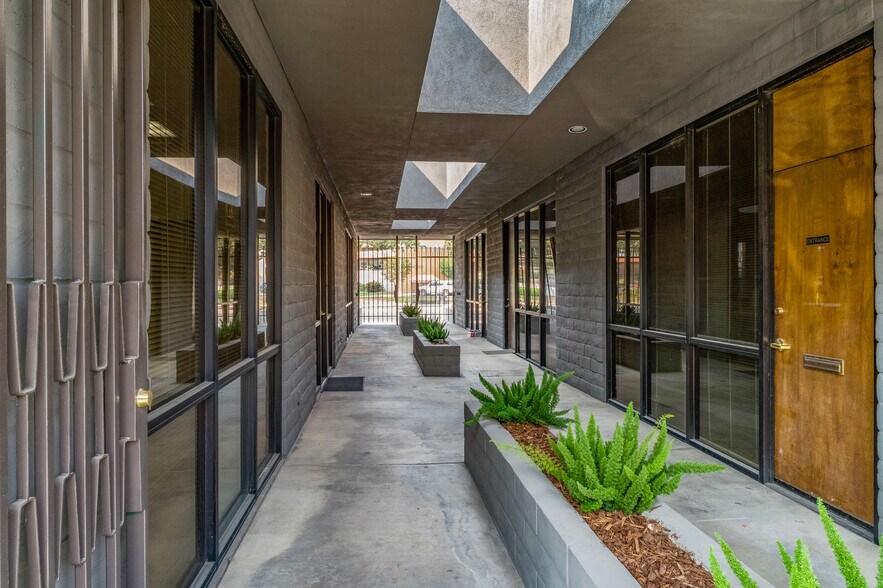 220 S Mooney Blvd, Visalia, CA à louer - Photo du bâtiment - Image 3 de 7