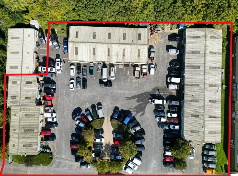 Unit 1-12 & 16-20 Henfield Business Park portefeuille de 3 propriétés à vendre sur LoopNet.ca - Photo du bâtiment - Image 1 de 5