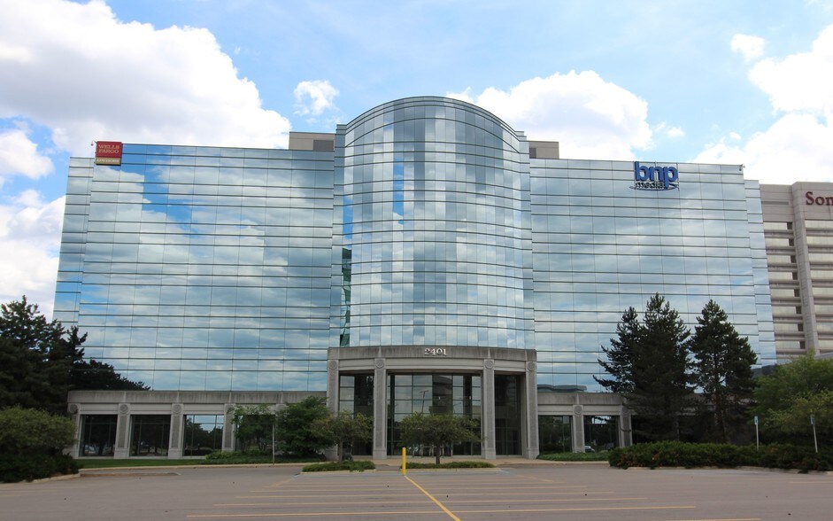 2401 W Big Beaver Rd, Troy, MI à louer - Photo du bâtiment - Image 1 de 3