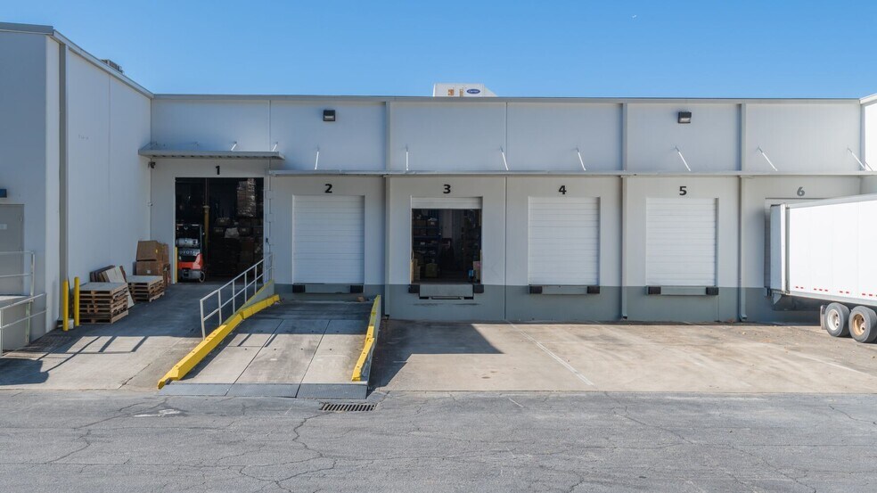 2779 Peterson Pl, Norcross, GA à louer - Photo du bâtiment - Image 3 de 5