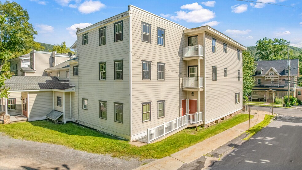 56 Main St, Stamford, NY à vendre - Photo du bâtiment - Image 3 de 192