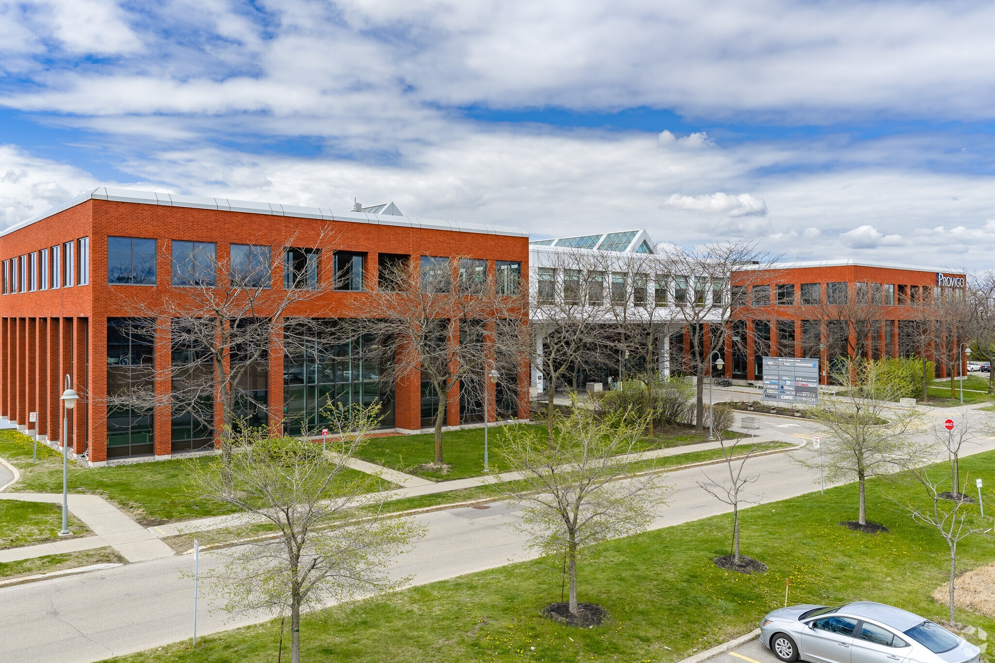 400 Av Sainte-Croix, Saint-Laurent, QC for lease Primary Photo- Image 1 of 6