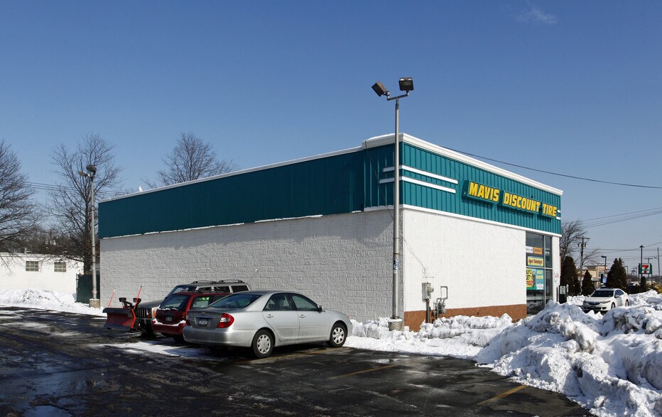 1706 Sunrise Hwy, Copiague, NY à vendre - Photo du bâtiment - Image 3 de 3