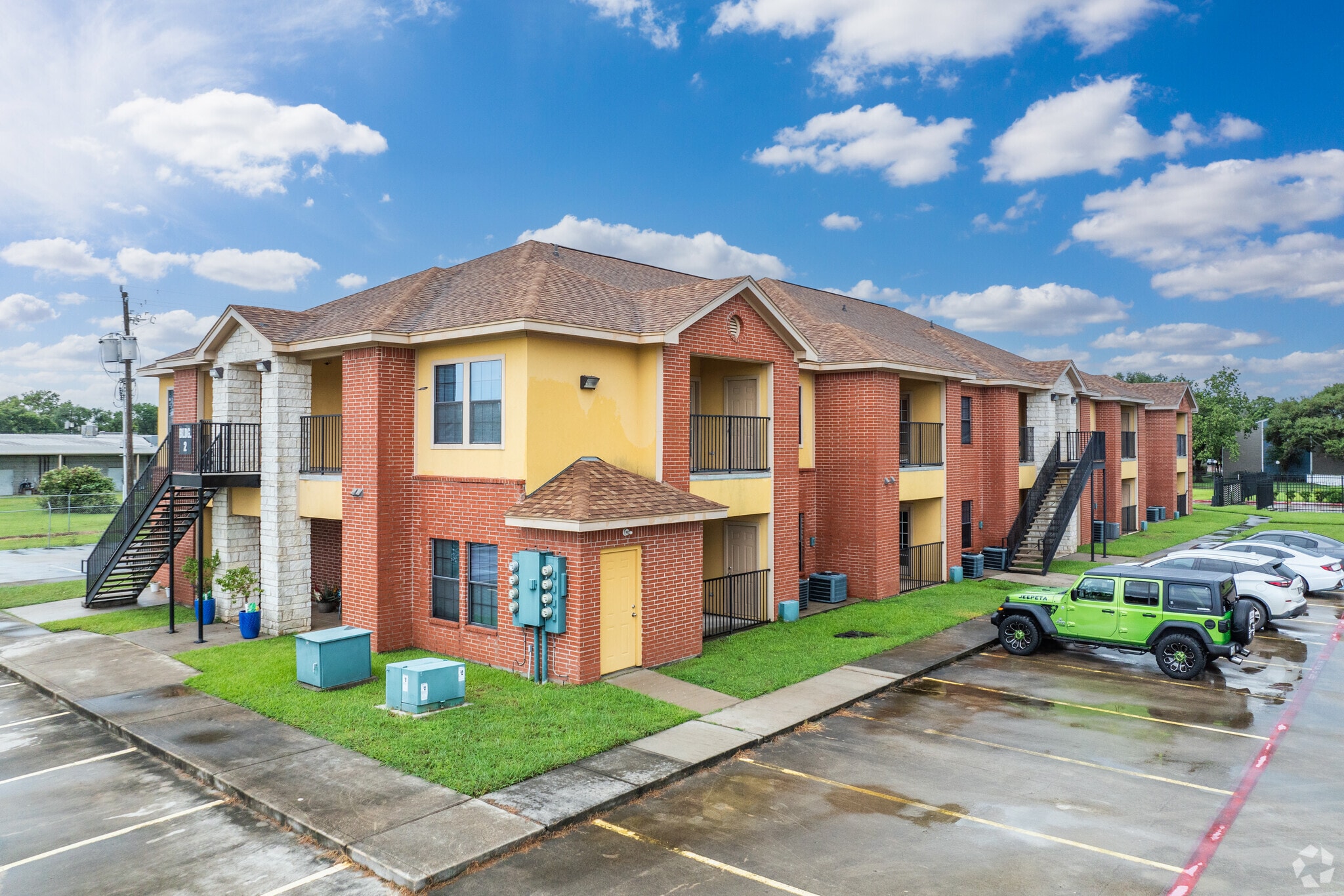 107 Oak Park Dr, Clute, TX for sale Primary Photo- Image 1 of 12