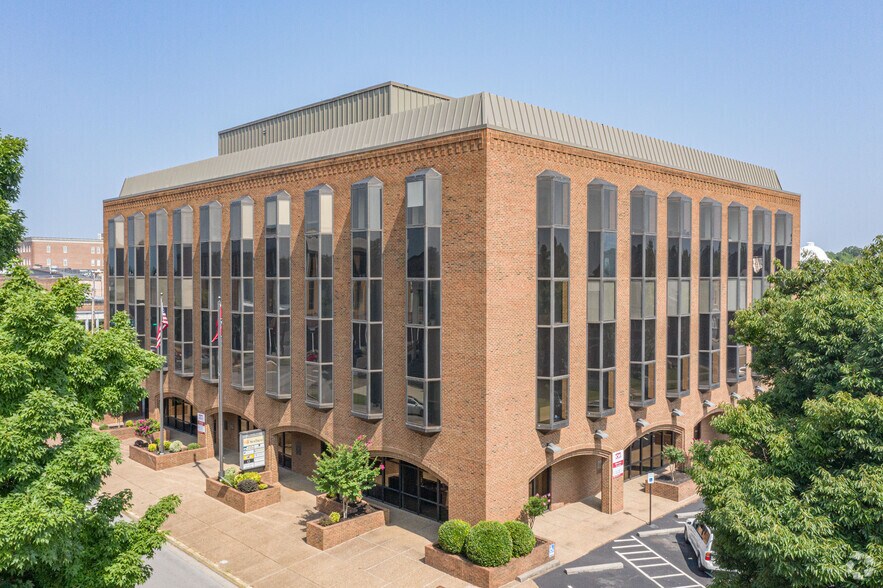 201 E Main St, Murfreesboro, TN à louer - Photo du bâtiment - Image 2 de 4