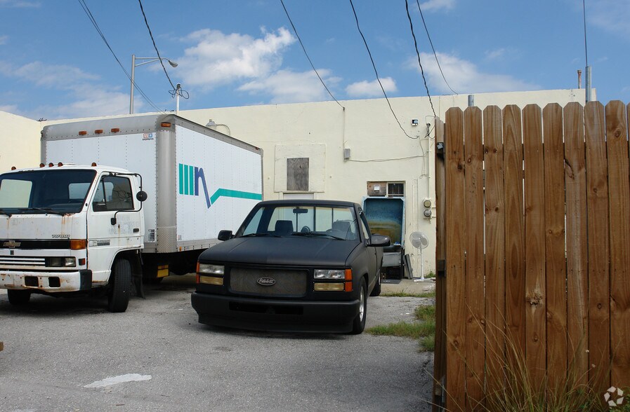 730-732 Belvedere Rd, West Palm Beach, FL à louer - Photo du bâtiment - Image 3 de 4