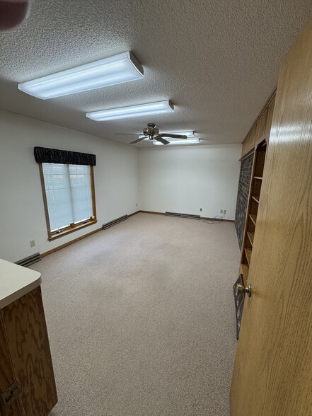 200 E Wisconsin St, Seymour Township, WI à vendre - Photo du bâtiment - Image 2 de 17