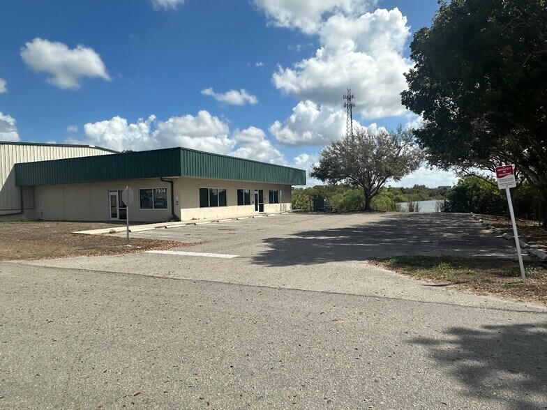 7904 Interstate Ct, North Fort Myers, FL à louer - Photo du bâtiment - Image 2 de 10