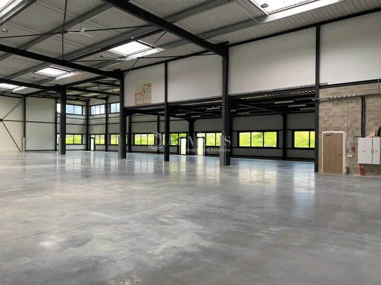 Local d'activités dans Vaulx-en-Velin à vendre - Photo du bâtiment - Image 2 de 4