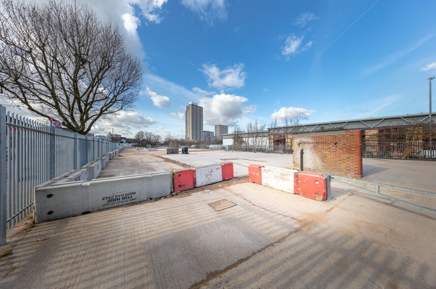 Coronation Rd, Londres à louer - Photo du bâtiment - Image 3 de 3