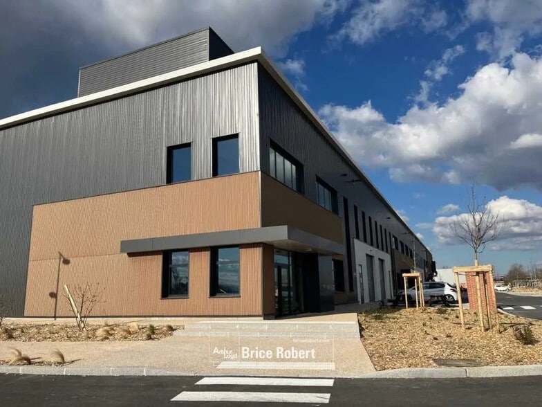 Office in Saint-Priest for lease - Building Photo - Image 2 of 10