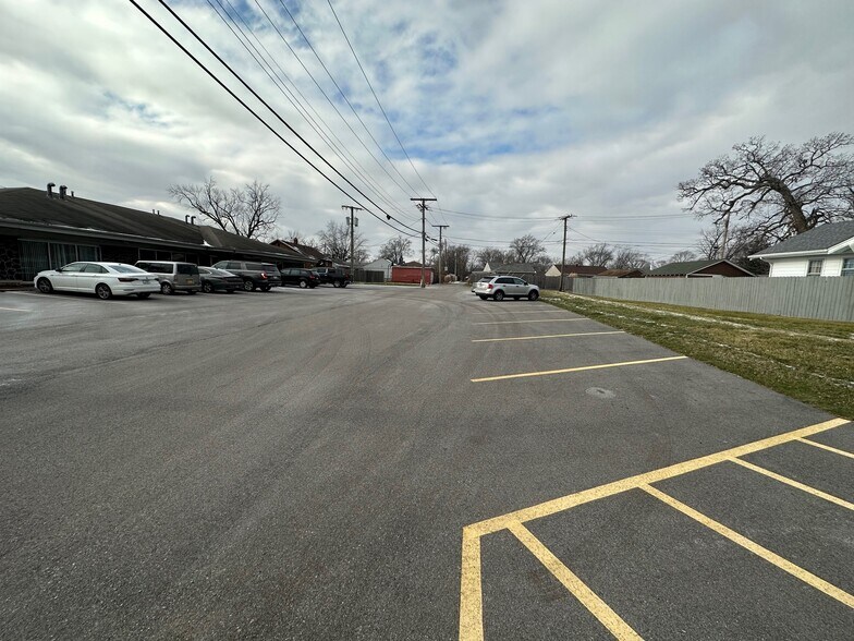 904 W Old Ridge Rd, Hobart, IN à louer - Photo du bâtiment - Image 2 de 2